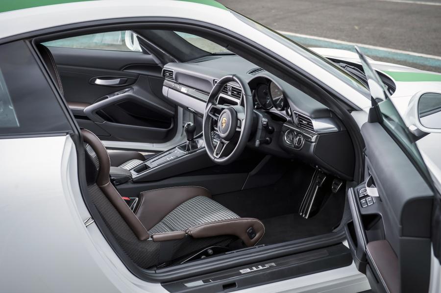 Интерьер Porsche 911 R (991) 2016 года  (UK) (фото 11 из 29)